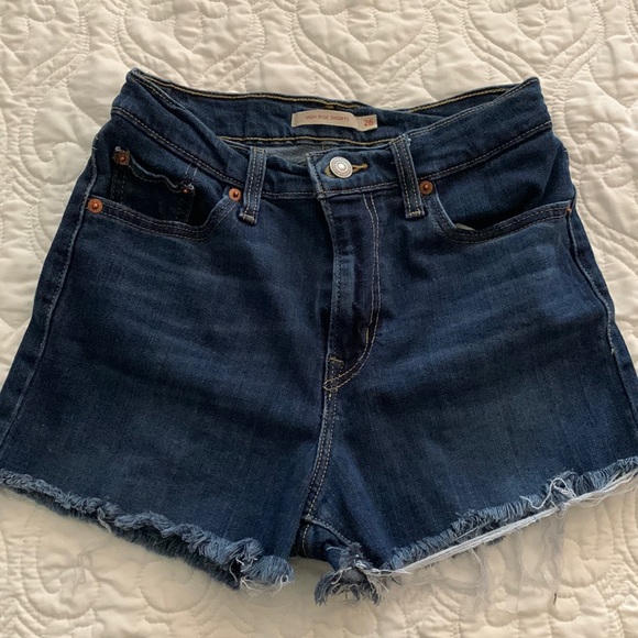 Levi’s High Rise Shorts - Picture 1 of 3